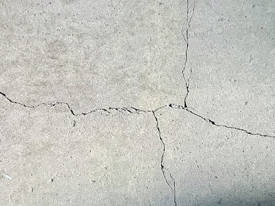 駐車場のコンクリートにひび割れ！DIYで補修するか否かの判断基準とは？